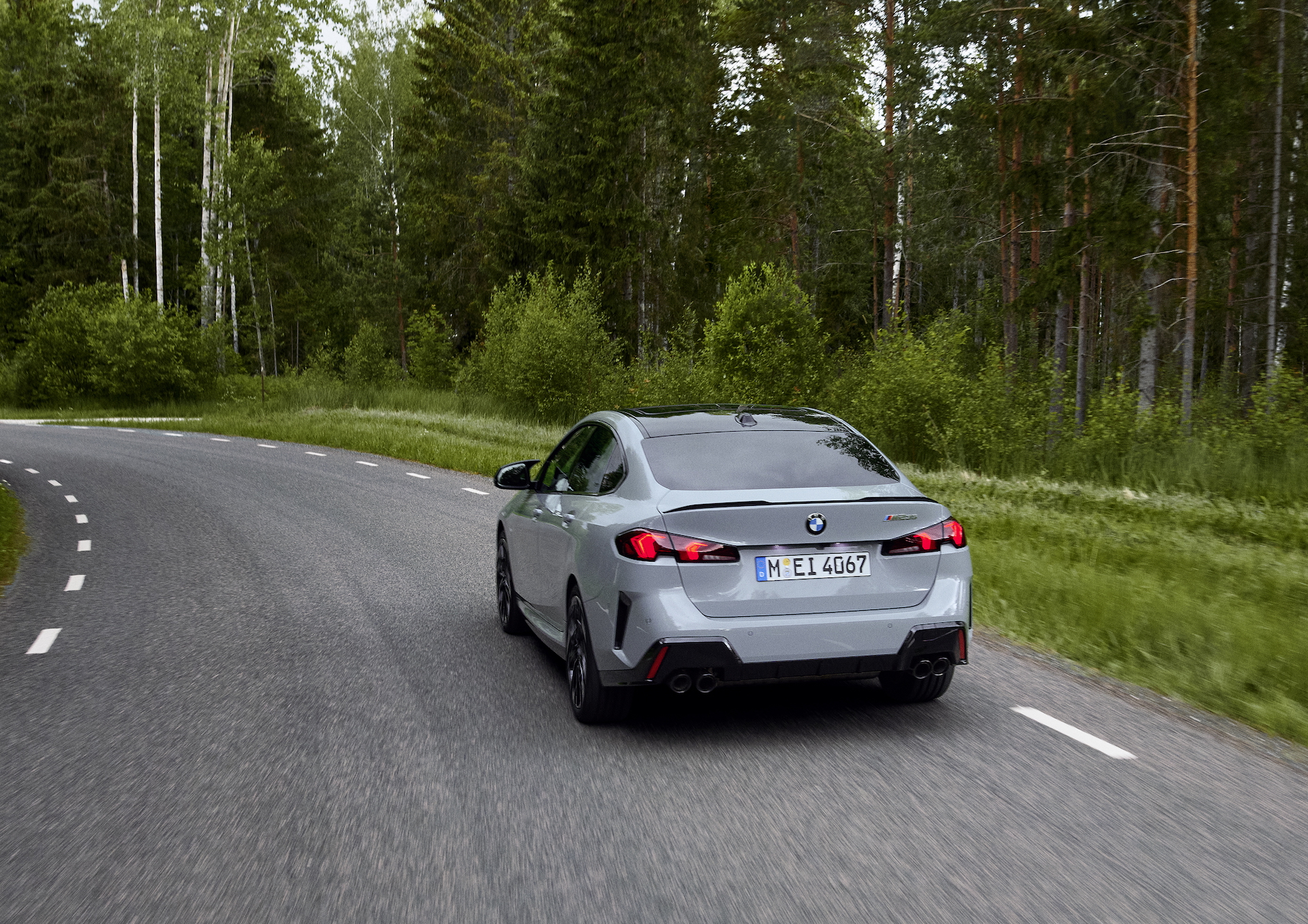 Dinámica trasera del BMW Serie 2 Gran Coupé, elegancia y deportividad en movimiento.