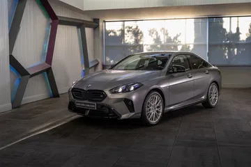 Vista lateral del BMW Serie 2 Gran Coupé, reflejando elegancia y deportividad.
