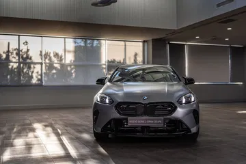 Imponente vista del BMW Serie 2 Gran Coupe, destacando su dinámica silueta.