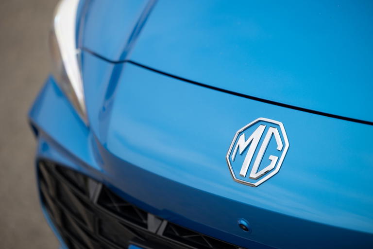 Vista parcial frontal MG3 destacando insignia y dise&ntilde;o de parrilla