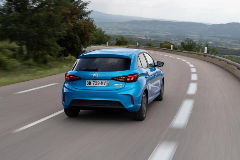 Vista din&aacute;mica del MG3 mostrando su dise&ntilde;o trasero y lateral compacto en movimiento.