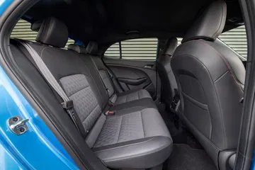 Interior MG3 muestra asientos de tela confortables y diseño moderno