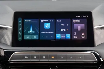 Pantalla de infotainment de un MG3 mostrando datos de rendimiento.
