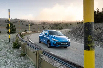 Vista lateral del MG3 híbrido destacando su línea y diseño