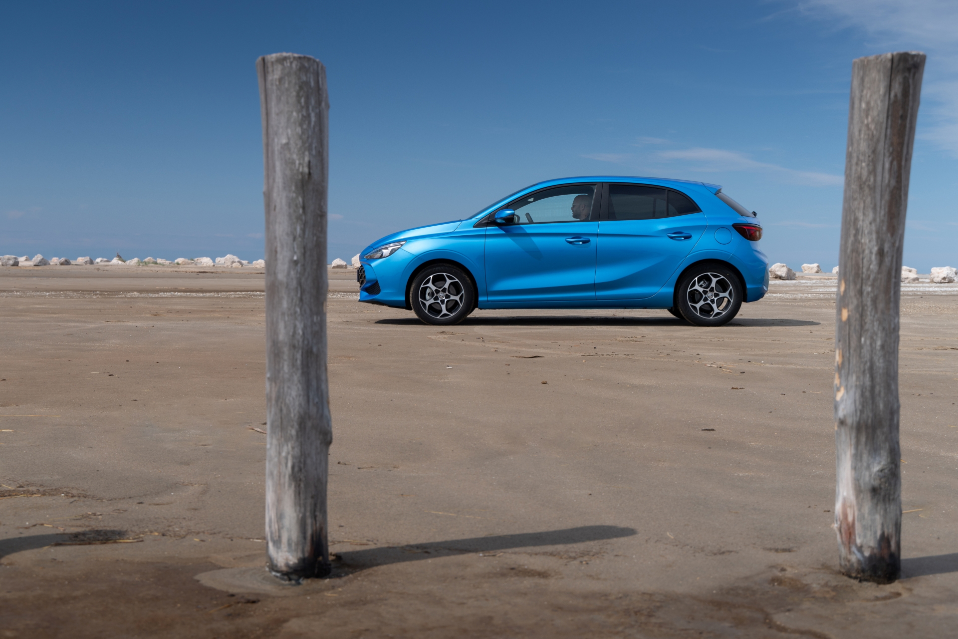 Vista lateral del MG3 en azul destacando su línea dinámica y diseño moderno.