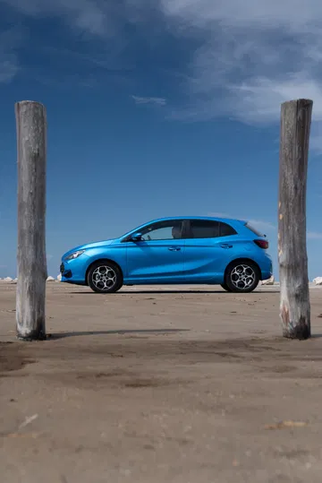 Vista lateral MG3, destacando su diseño juvenil y líneas dinámicas.