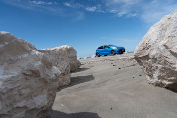 MG3 azul dinámico entre rocas, destacando su diseño juvenil y moderno MG3 azul dinámico entre rocas, destacando su diseño juvenil y moderno