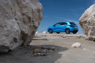 MG3 híbrido azul destacando entre rocas con cielo despejado