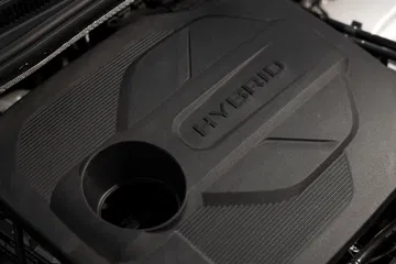 Vista cercana del compartimento motor MG3, enfocando en detalles constructivos