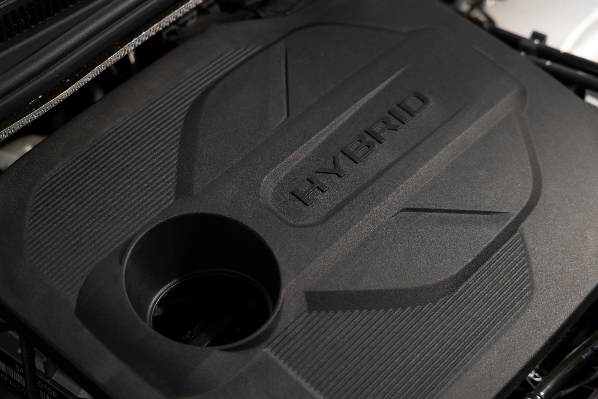 Vista cercana del compartimento motor MG3, enfocando en detalles constructivos
