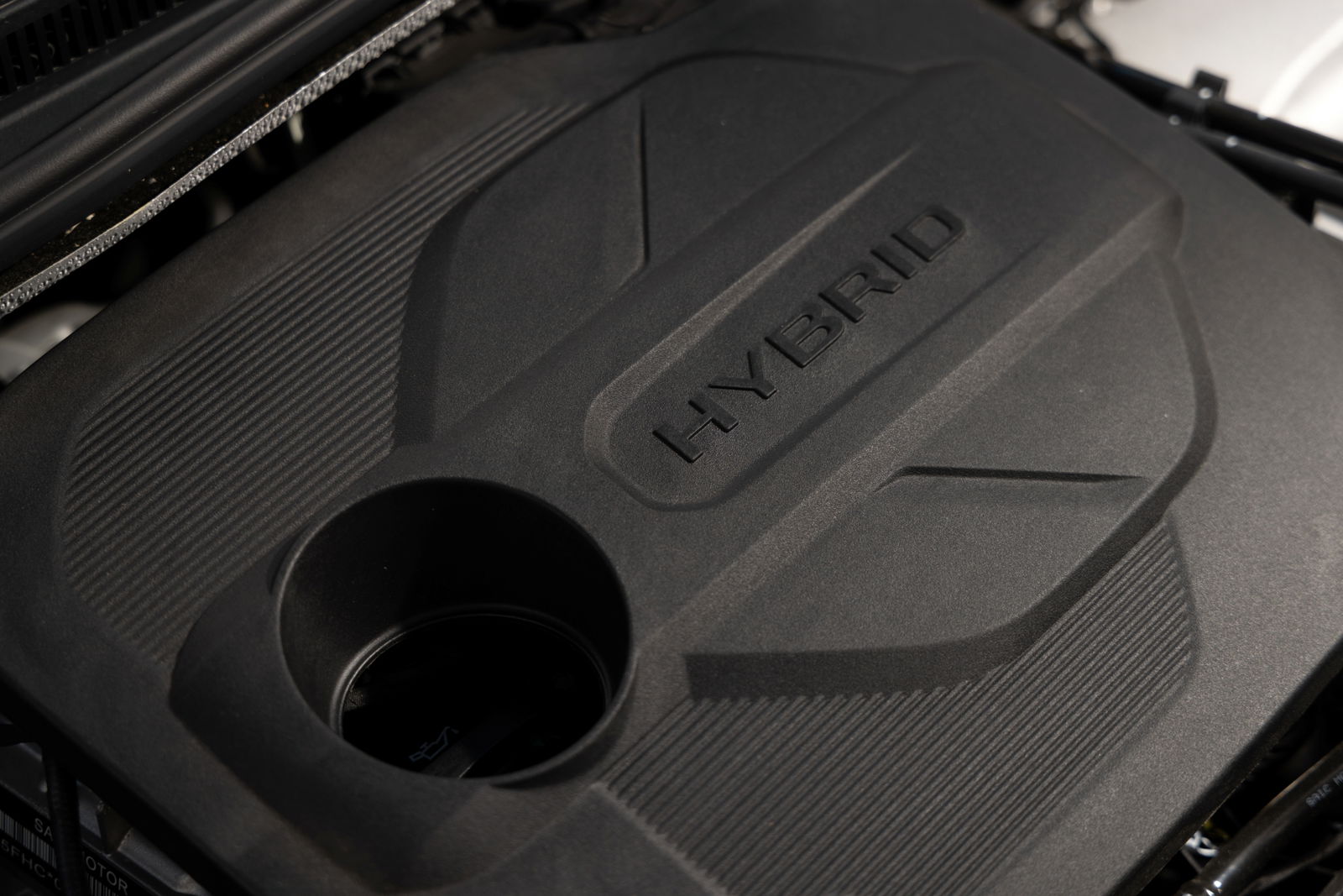 Vista cercana del compartimento motor MG3, enfocando en detalles constructivos