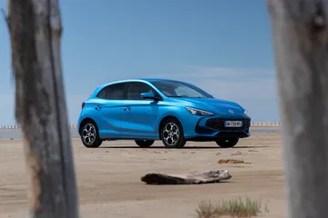 Vista dinámica del MG3, destacando su diseño moderno y compacto