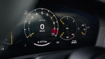 Visión nítida del cuadro de mandos del Porsche 911 GT3, con enfoque en la esfera central.