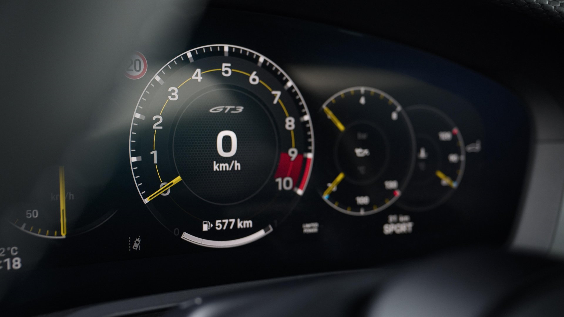 Visión nítida del cuadro de mandos del Porsche 911 GT3, con enfoque en la esfera central.