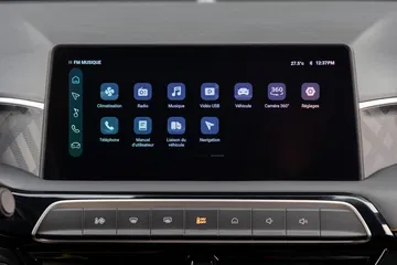 Pantalla táctil avanzada del sistema infotainment, con interacción intuitiva.
