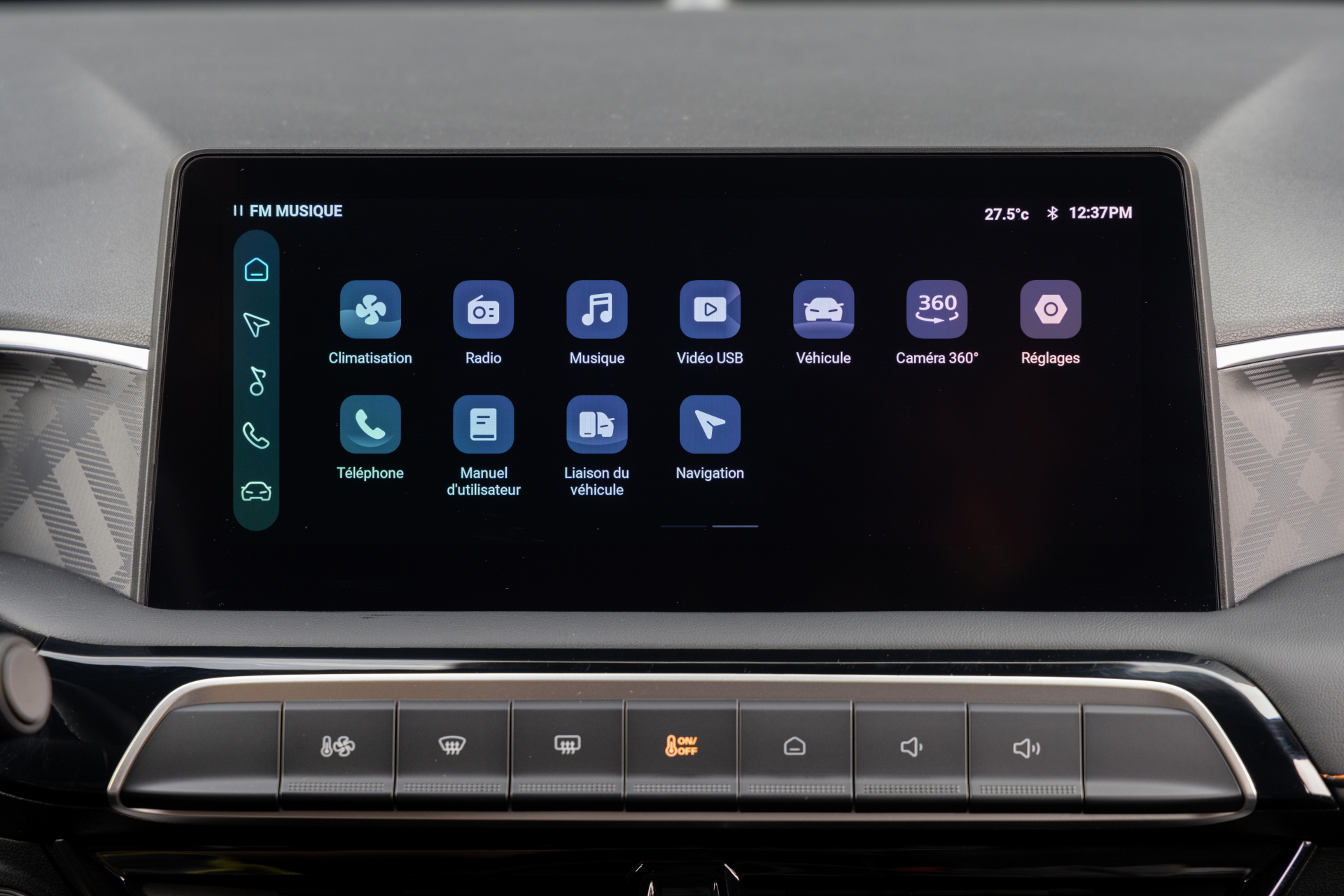 Pantalla táctil avanzada del sistema infotainment, con interacción intuitiva.