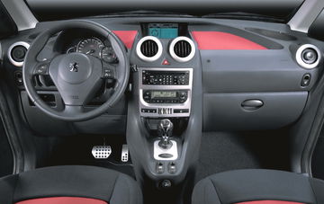 Vista del habitáculo del Peugeot 1007, destacando su diseño práctico y ergonómico.