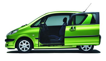 Vista lateral del Peugeot 1007, destacando su compacto diseño y puertas corredizas.