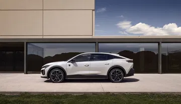 El Peugeot e-408 luce líneas elegantes y una estampa moderna.