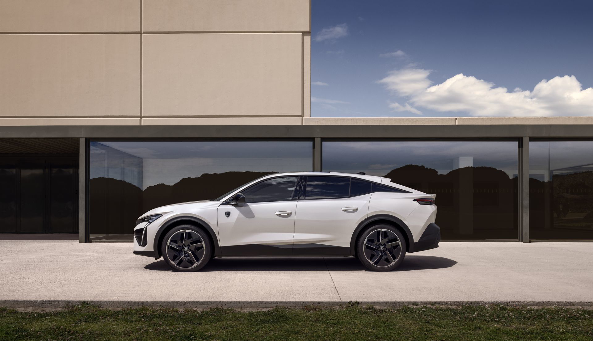 El Peugeot e-408 luce líneas elegantes y una estampa moderna.