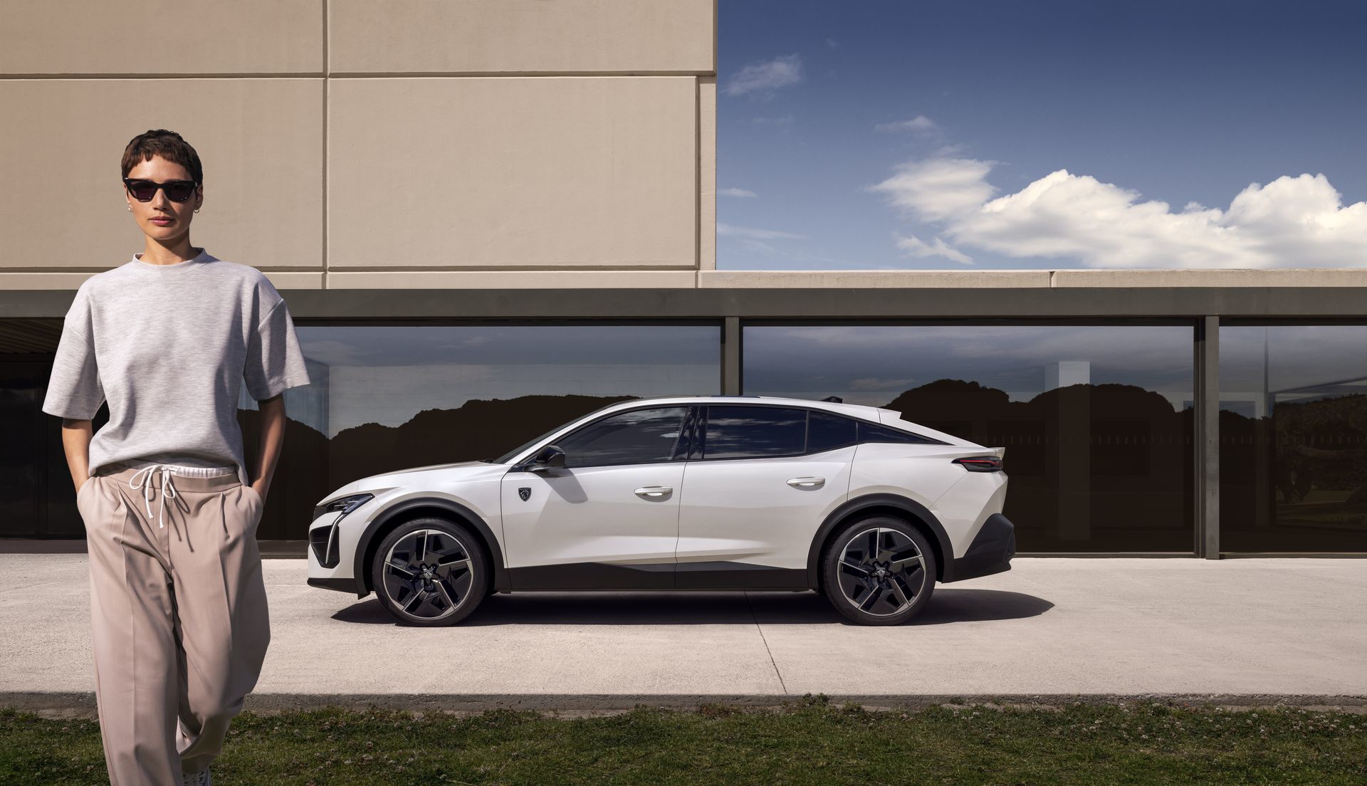 Peugeot E-408 2025, diseño vanguardista y eficiencia