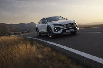 El Peugeot e-408 en su esplendor, mostrando líneas dinámicas y diseño elegante.