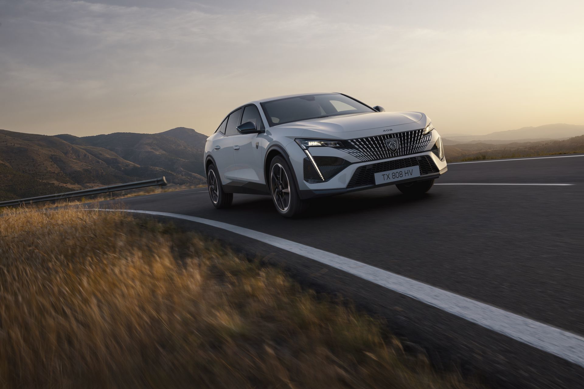 El Peugeot e-408 en su esplendor, mostrando líneas dinámicas y diseño elegante.