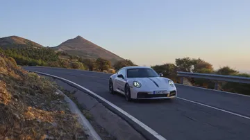 Imagen dinámica del Porsche 911 Carrera T en carretera