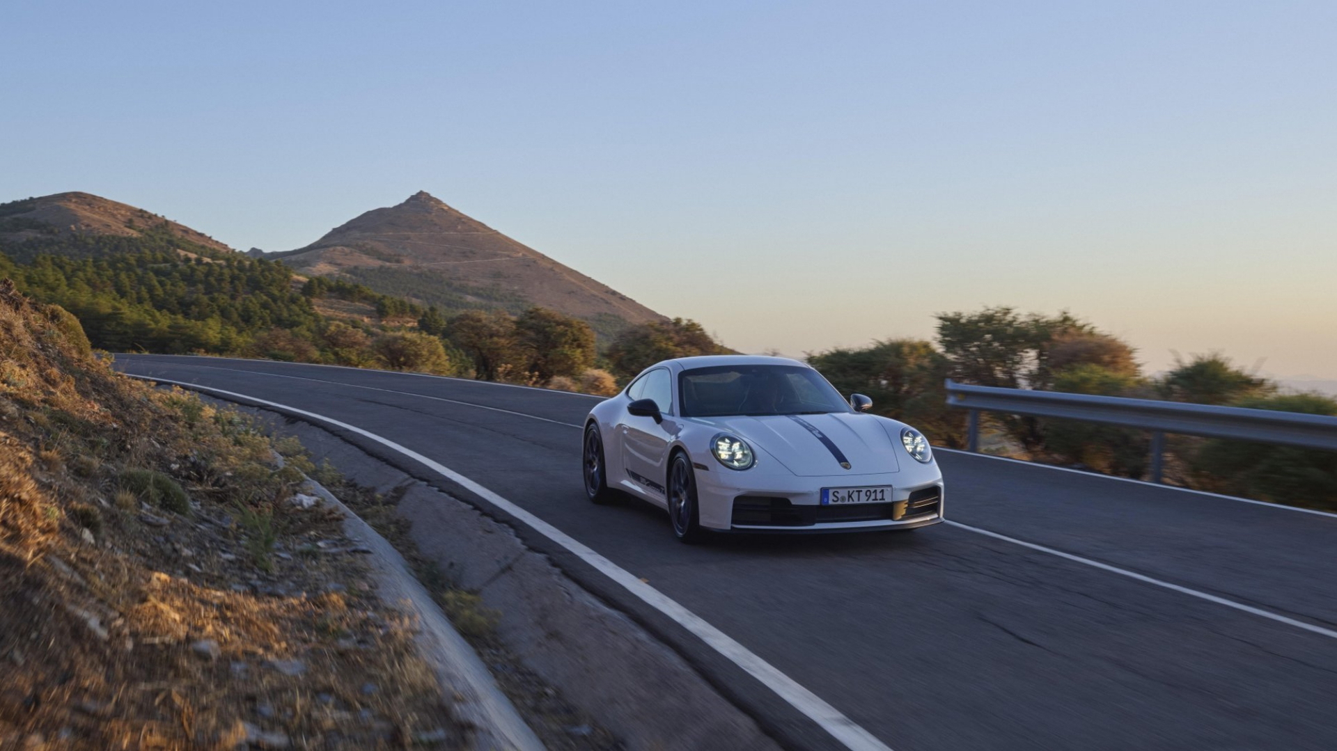 Imagen dinámica del Porsche 911 Carrera T en carretera