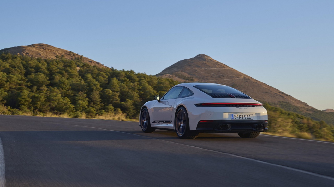 Vista trasera y lateral de Porsche 911 Carrera T, perfecta para apreciar su diseño.