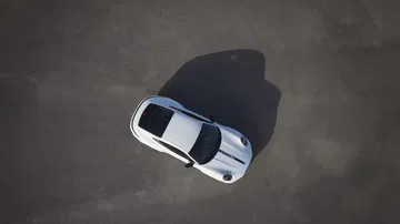 Vista aérea del Porsche 911 Carrera T, mostrando su diseño deportivo y techo descapotable.