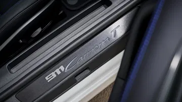 Umbral de puerta con inscripción Carrera T iluminada.