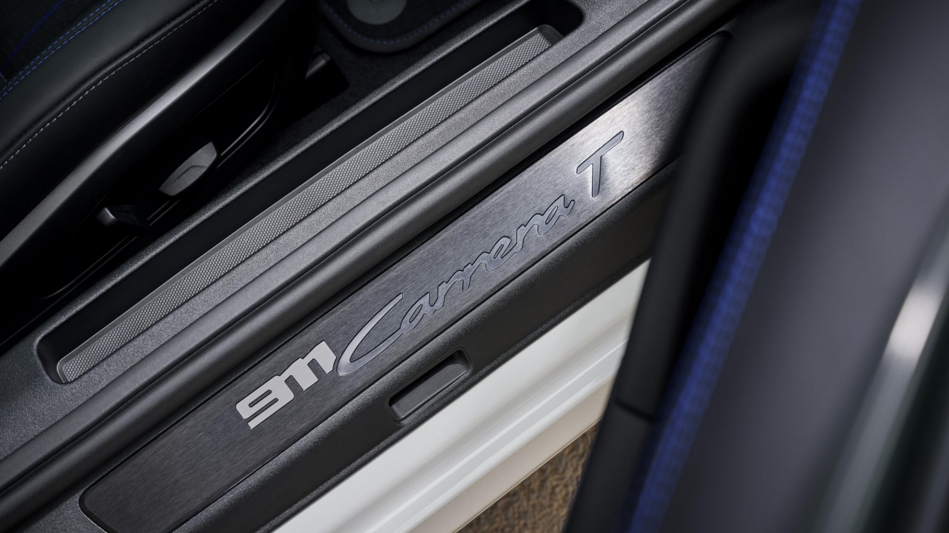 Umbral de puerta con inscripción Carrera T iluminada.