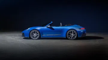 Vista lateral Porsche 911 Carrera T descapotable, esencia y deportividad.