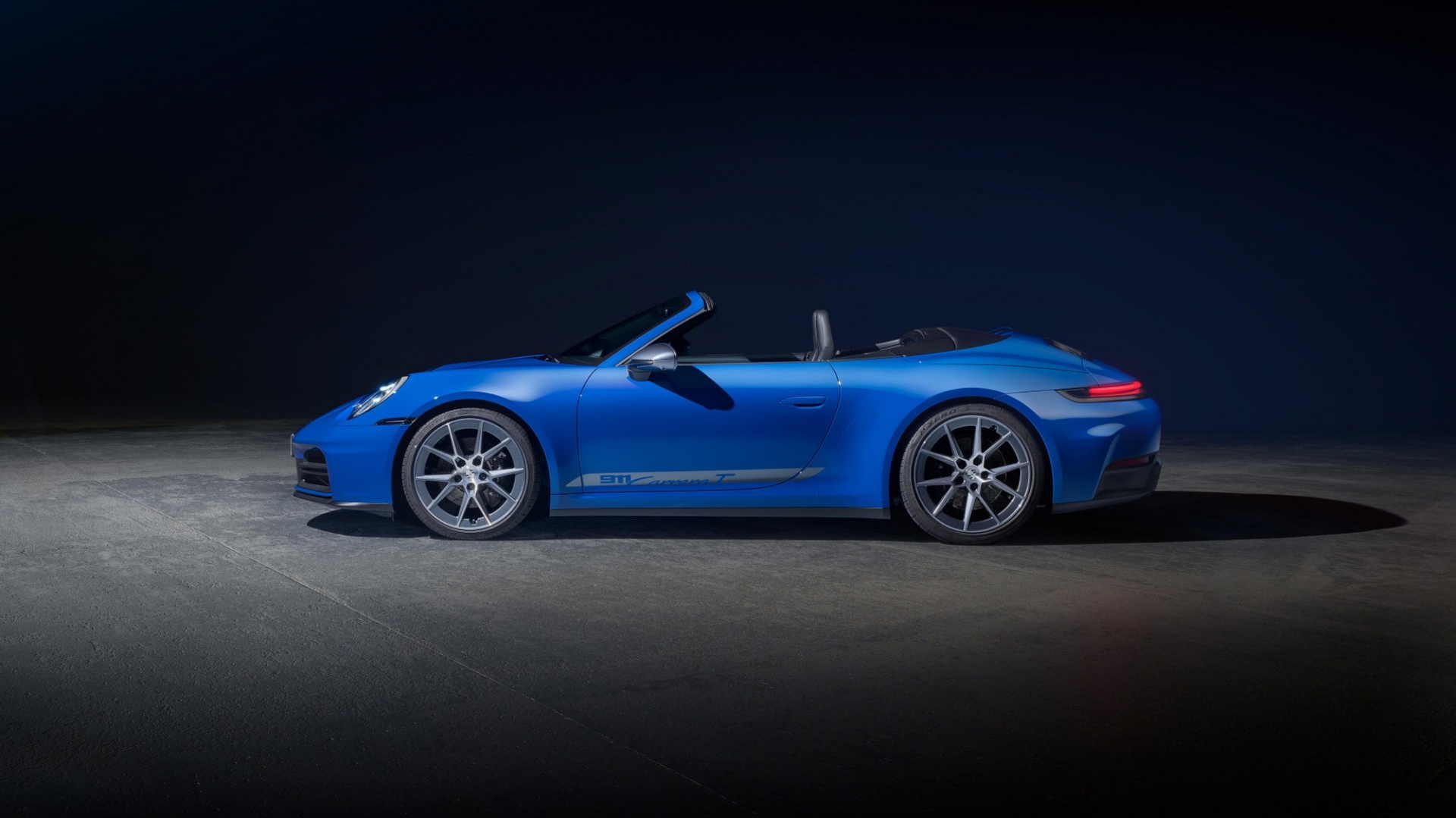 Vista lateral Porsche 911 Carrera T descapotable, esencia y deportividad.