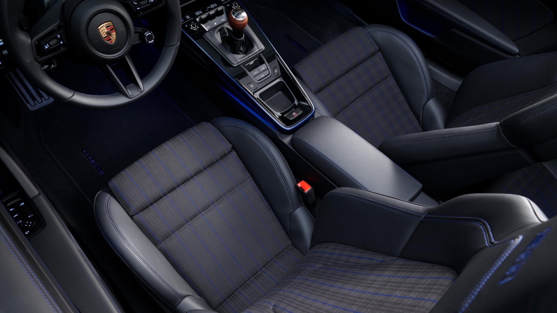 Habitáculo deportivo con acabados premium y ergonomía pensada para el conductor.