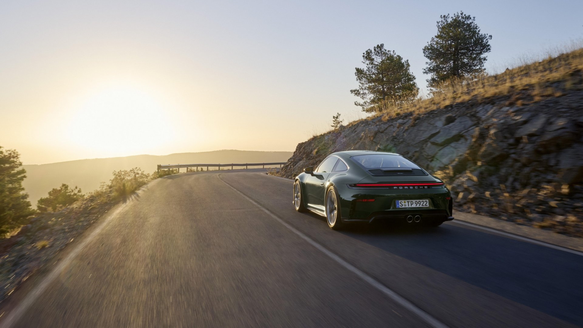 Perfil dinámico del Porsche 911 GT3 destacando su diseño y rendimiento.