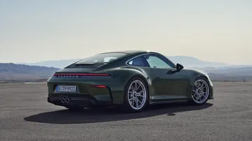 Vista lateral del Porsche 911 GT3 992 mostrando su design aerodinámico.