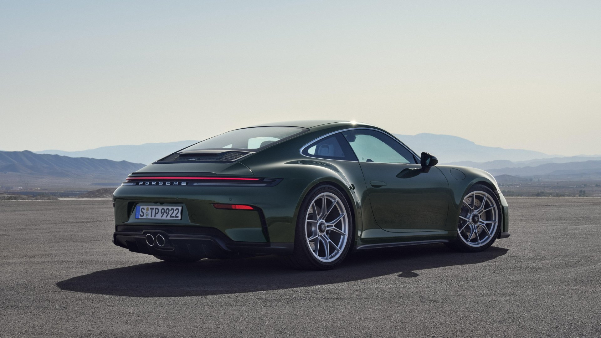 Vista lateral del Porsche 911 GT3 992 mostrando su design aerodinámico.