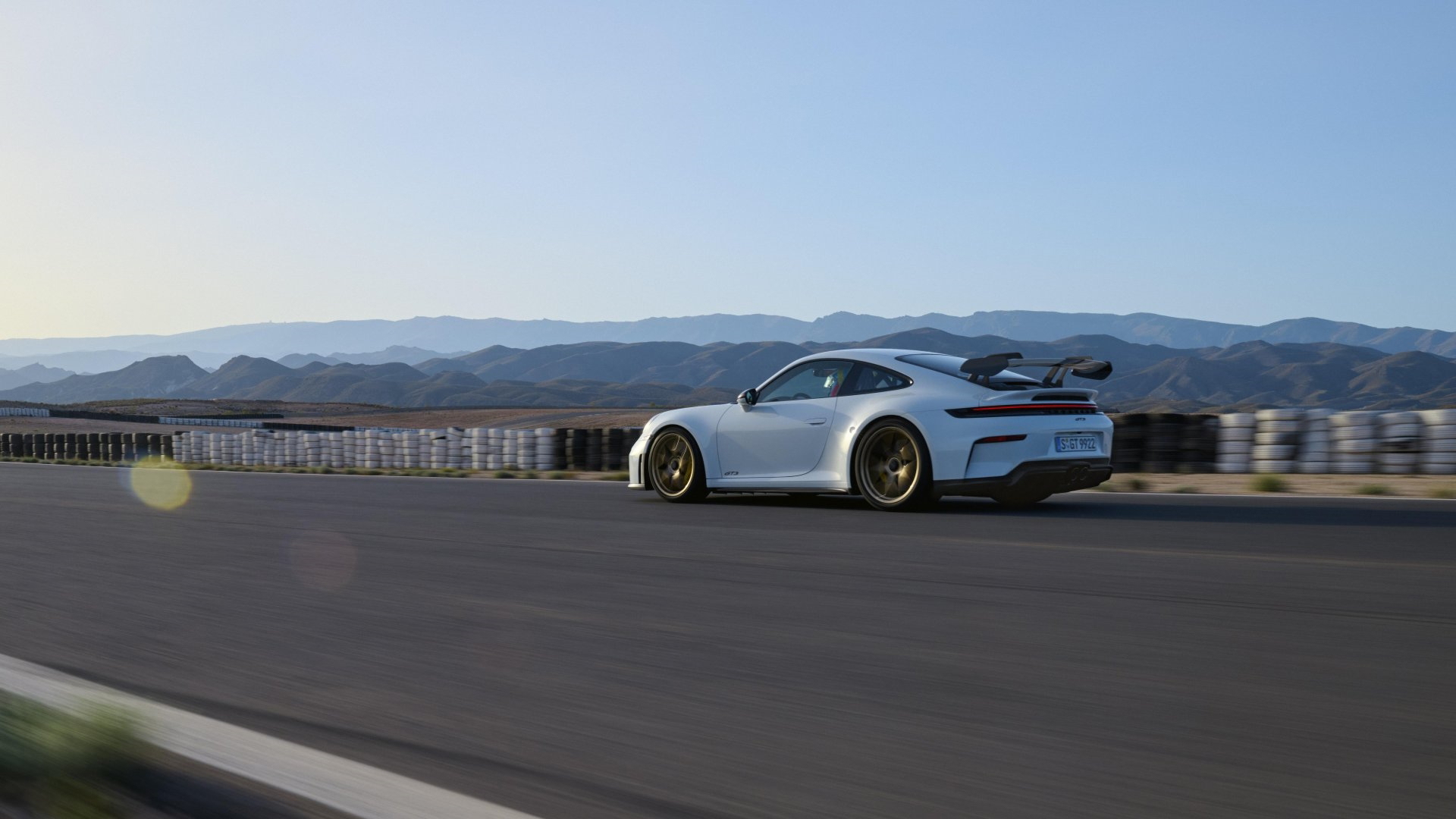 Vista lateral del Porsche 911 GT3, destacando su dinámica silueta.