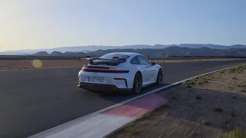 Vista dinámica del Porsche 911 GT3 992 en circuito, demostrando su elegancia y poderío.