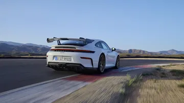 Vista dinámica del Porsche 911 GT3 992 revelando su deportividad y diseño aerodinámico.