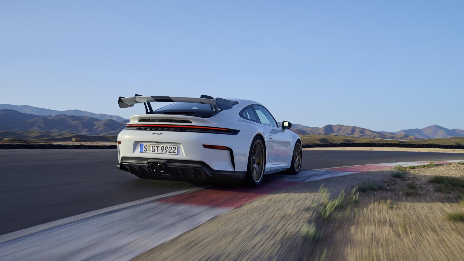 Vista dinámica del Porsche 911 GT3 992 revelando su deportividad y diseño aerodinámico.
