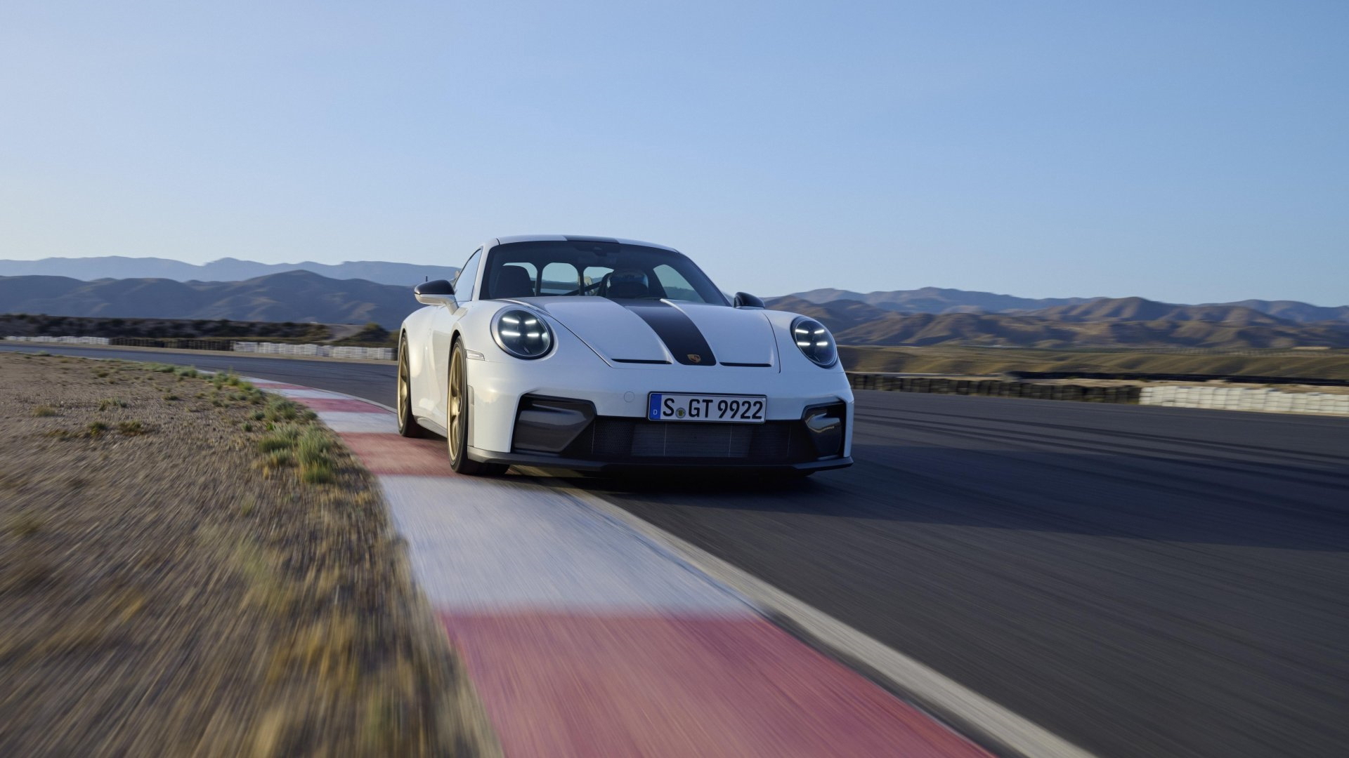 Vista trasera y lateral del Porsche 911 GT3, destacando su aerodinámica y diseño.