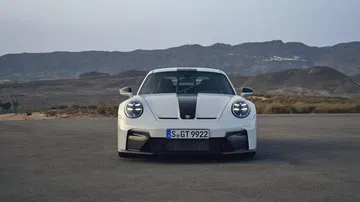Porsche 911 GT3 en su versión 992, exhibiendo su poderosa estampa.