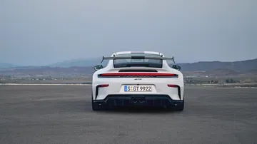 Vista trasera del Porsche 911 GT3 992 destacando su alerón y diseño aerodinámico.