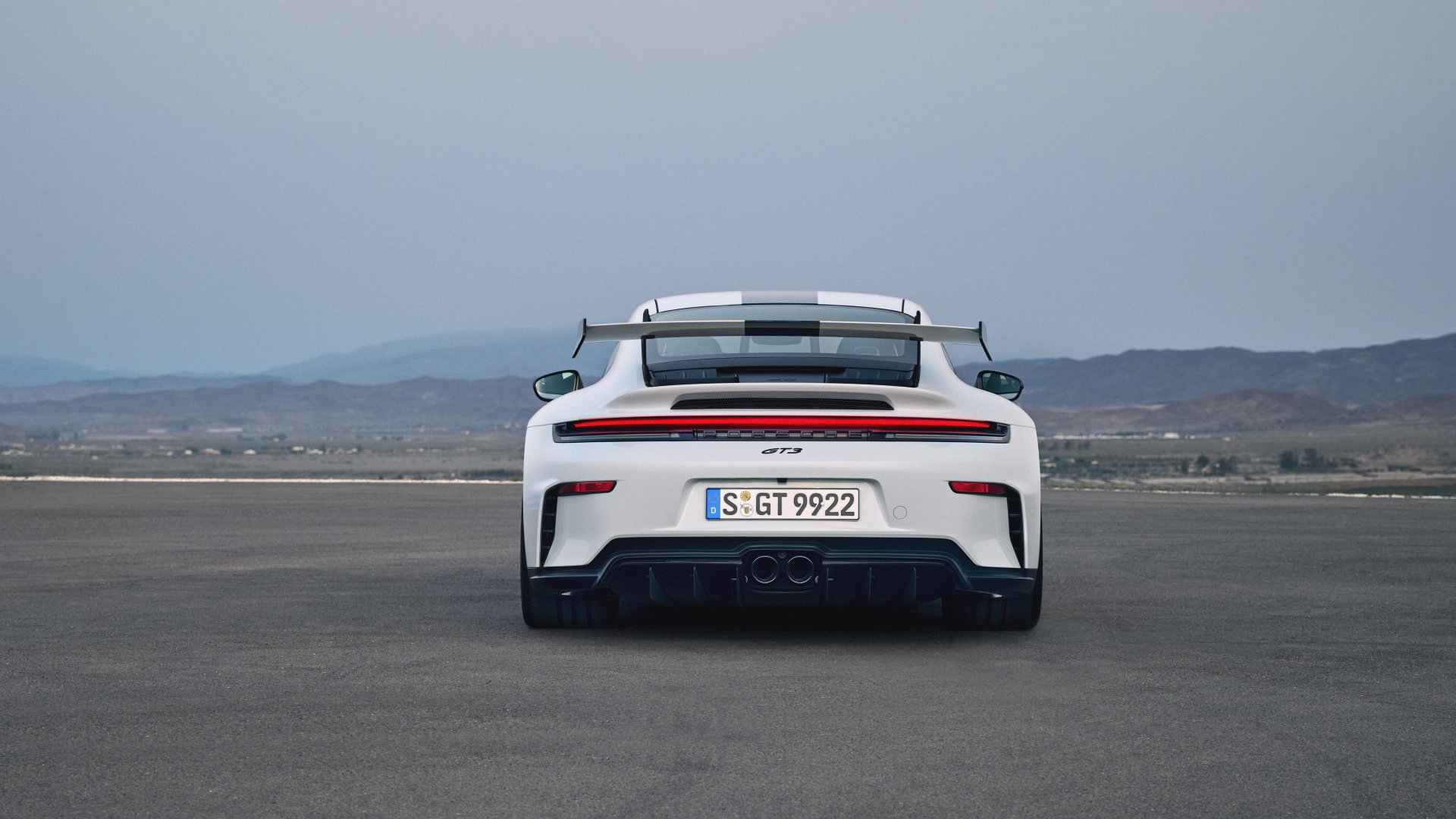 Vista trasera del Porsche 911 GT3 992 destacando su alerón y diseño aerodinámico.