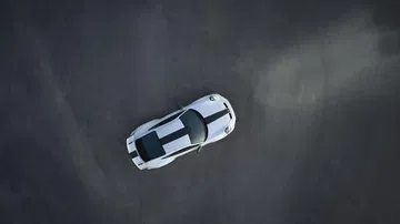Vista aérea del Porsche 911 GT3 donde destaca su diseño aerodinámico y el alerón trasero.