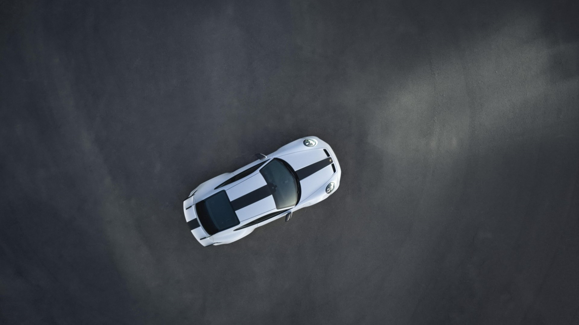 Vista aérea del Porsche 911 GT3 donde destaca su diseño aerodinámico y el alerón trasero.