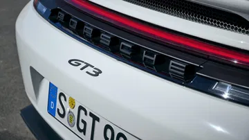 Vista trasera enfocando detalles distintivos del Porsche 911 GT3 992.